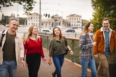 Study in Wrocław | WSB Merito Wrocław University: Students outdoor in Wrocław