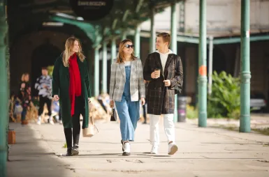 Study in Wrocław | WSB Merito Wrocław University: Students outdoor in Wrocław