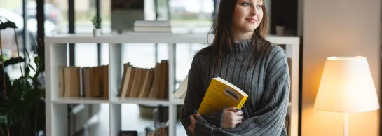 Department of International Relations | WSB Merito Wrocław University: studentka trzymająca książkę