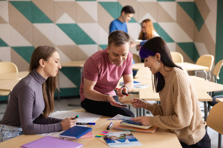 Our values | WSB Merito Wrocław University: studenci - praca w grupie nad projektem