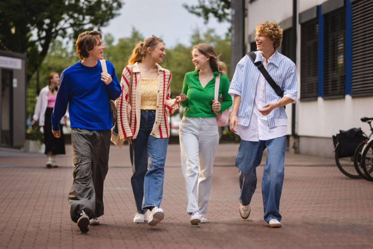 Who we are | WSB Merito Wrocław University: Wrocław - poznaj nas - crossmedia KV grupa studentów idzie po kampusie