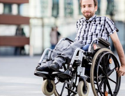 Who we are | WSB Merito Wrocław University: Główna grafika: Wrocław - uczelnia bez barier - mężczyzna z niepełnosprawnością na wózku