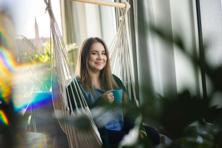 Our values | WSB Merito Wrocław University: studentka - lifestyle - kawa - relaks