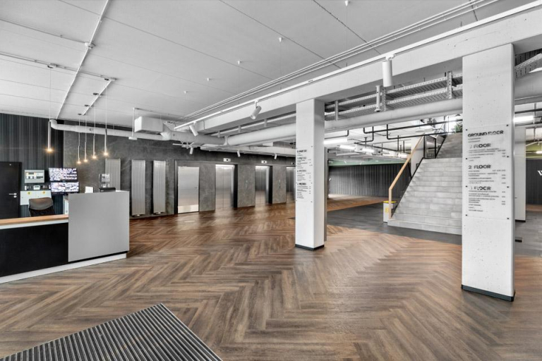 Our campus | WSB Merito Wrocław University: budynek g - hol główny