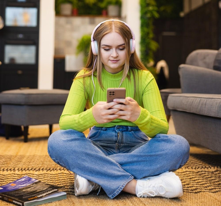 Digital university | WSB Merito Wrocław University: studentka - słuchawki - telefon