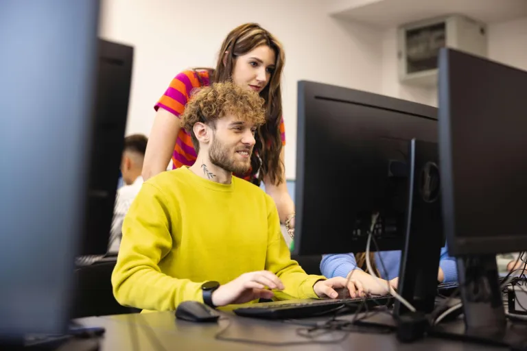 Digital university | WSB Merito Wrocław University: studenci - pracownia komputerowa