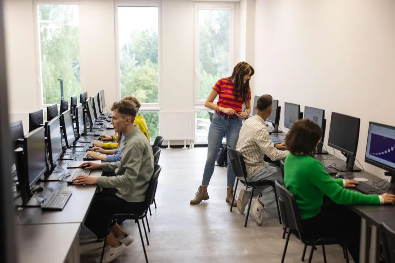Digital university | WSB Merito Wrocław University: studenci - pracownia komputerowa