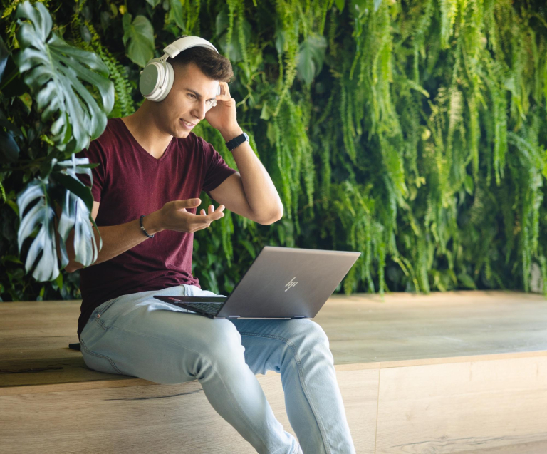 Digital university | WSB Merito Wrocław University: student - słuchawki - laptop - nauka zdalna