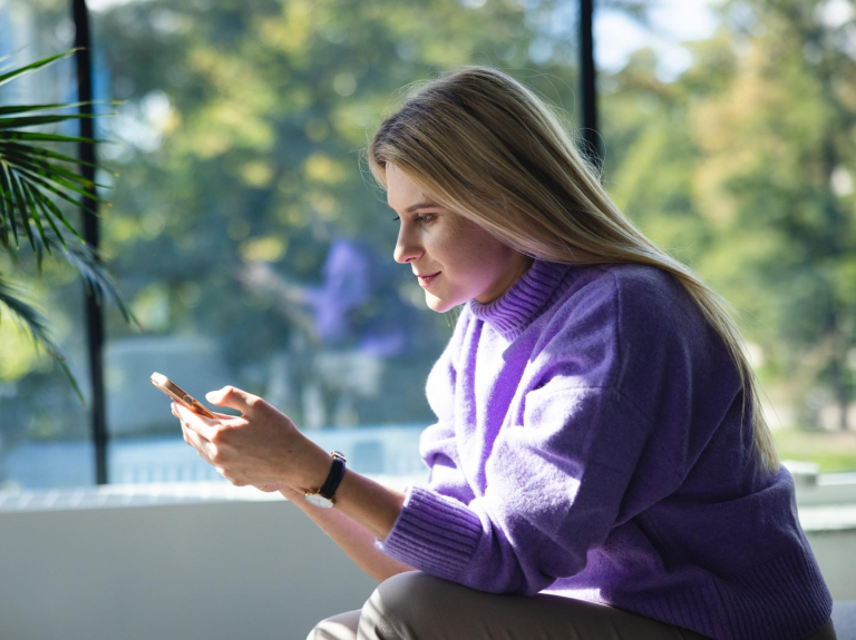 Digital university | WSB Merito Wrocław University: studentka - telefon