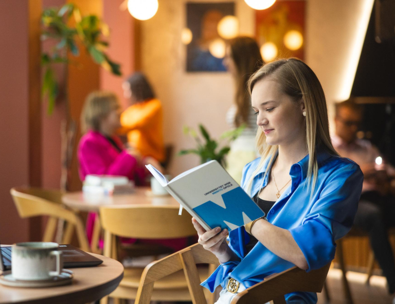 Media and Communication in Business, studia I stopnia, licencjackie i inżynierskie: studentka ucząca się w kawiarni