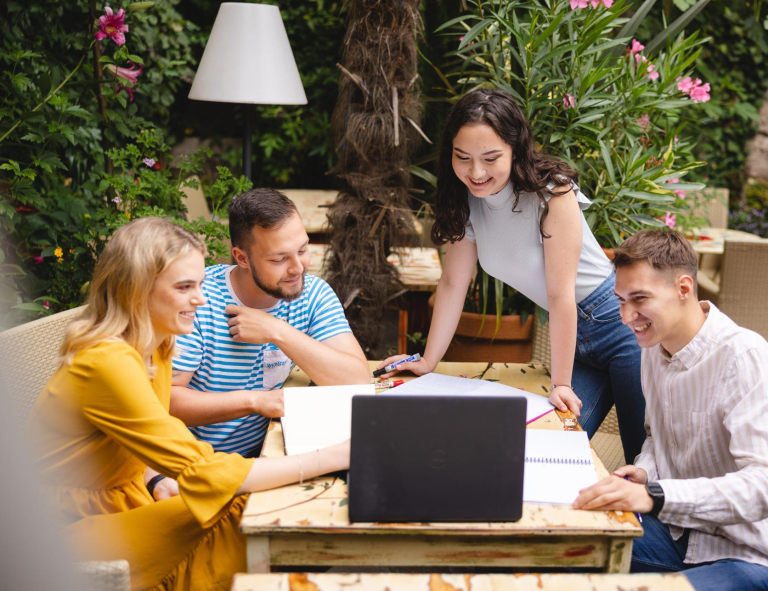 Financial Data Analyst, studia I stopnia, licencjackie i inżynierskie: studenci pracujący nad projektem grupowym