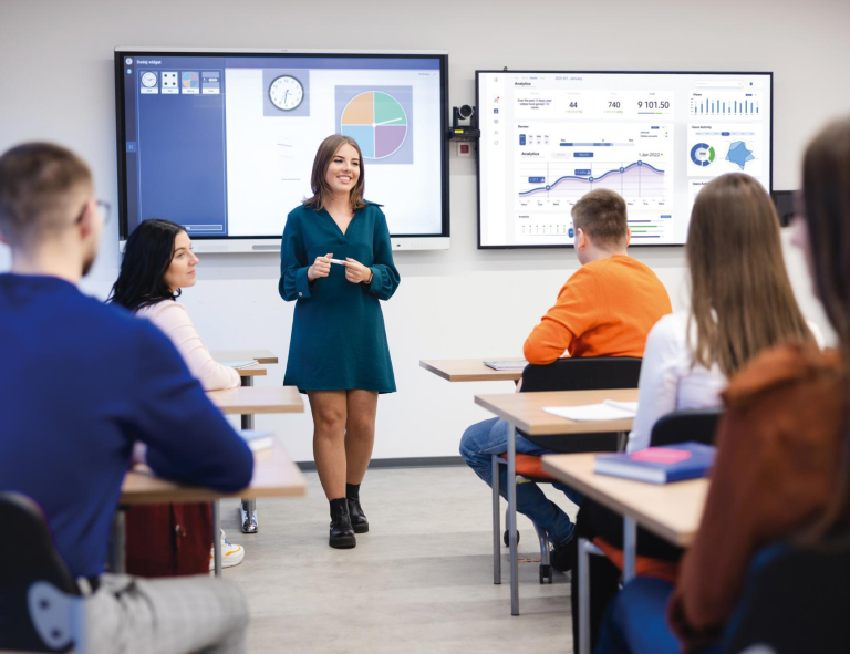 Management, studia I stopnia, licencjackie i inżynierskie: Wrocław - zarządzanie - studenci na sali wykładowej