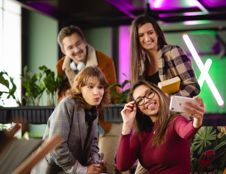 Student ABC | WSB Merito Wrocław University: studencie pozujący do selfie