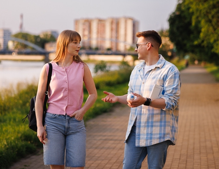 International Management, studia II stopnia, magisterskie: studenci spacerujący w czasie wolnym