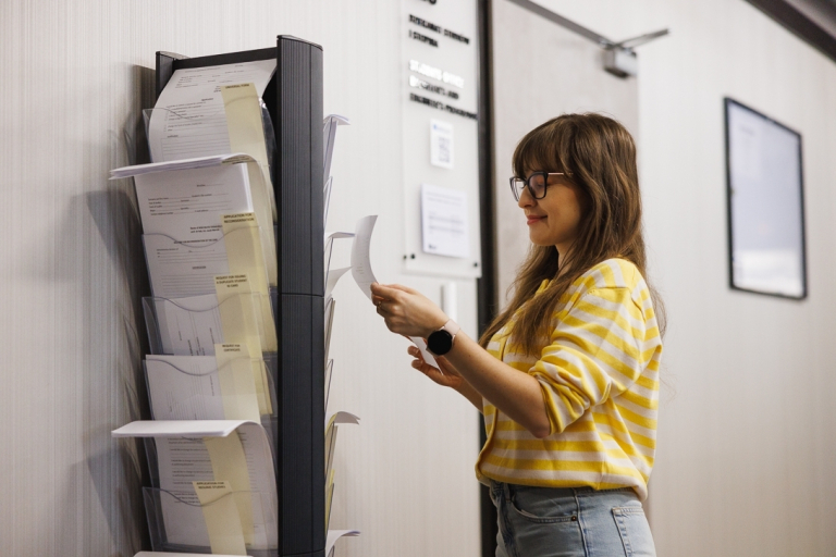 Search results | WSB Merito Wrocław University: studentka pobierająca wniosek przy dziekanacie