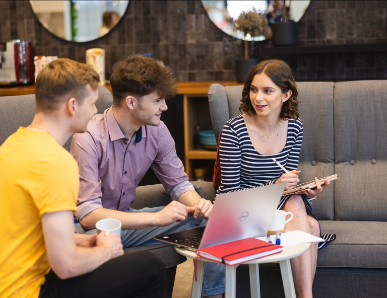 Healthcare Management, studia II stopnia, magisterskie: studenci pracujący nad projektem grupowym