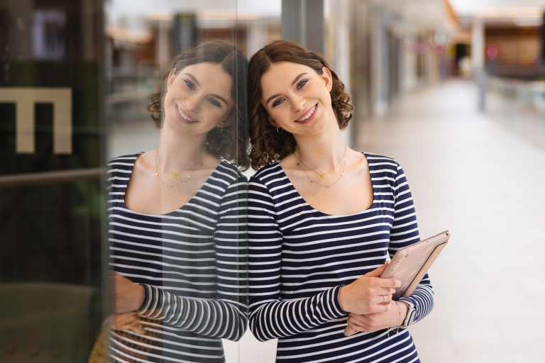 Our values | WSB Merito Wrocław University: Uśmiechnięta studentka trzyma notatnik