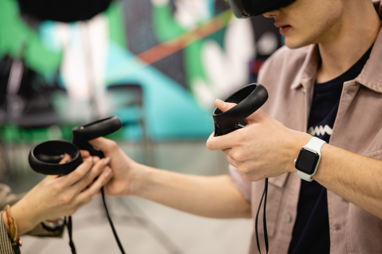 Laboratories and workrooms | WSB Merito Wrocław University: studenci w laboratorium giant lazer