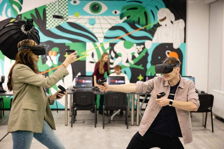 New offer of intensive international education programs at WSB Merito University in Wrocław | WSB Merito Wrocław University: Students using VR tools