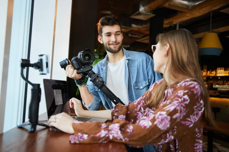 Marketing Communication Mix | WSB Merito Wrocław University: Wrocław - media i komunikacja w biznesie - studenci podczas nauki sprzętu do fotografii i filmu
