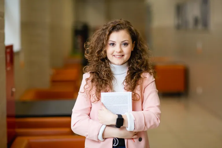 Economic and Data Analysis | WSB Merito Wrocław University: studentka trzymająca książkę