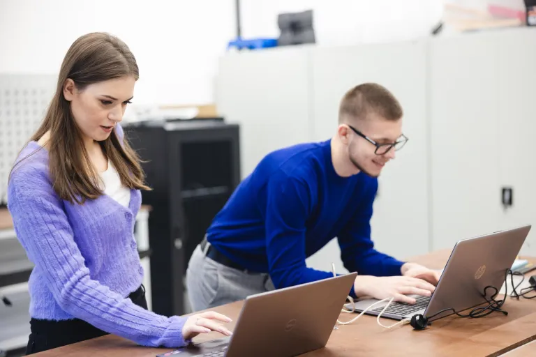 Information Technology (Engineer's degree) | WSB Merito Wrocław University: studenci w pracowni komputerowej