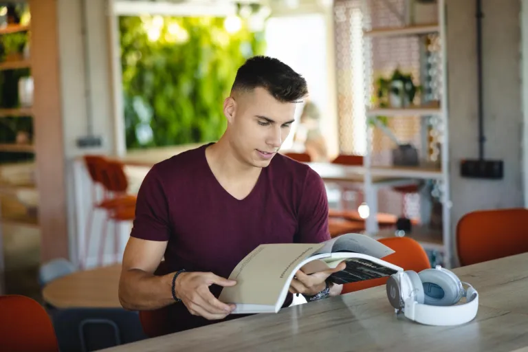 Information Technology (Engineer's degree) | WSB Merito Wrocław University: student czytający książkę