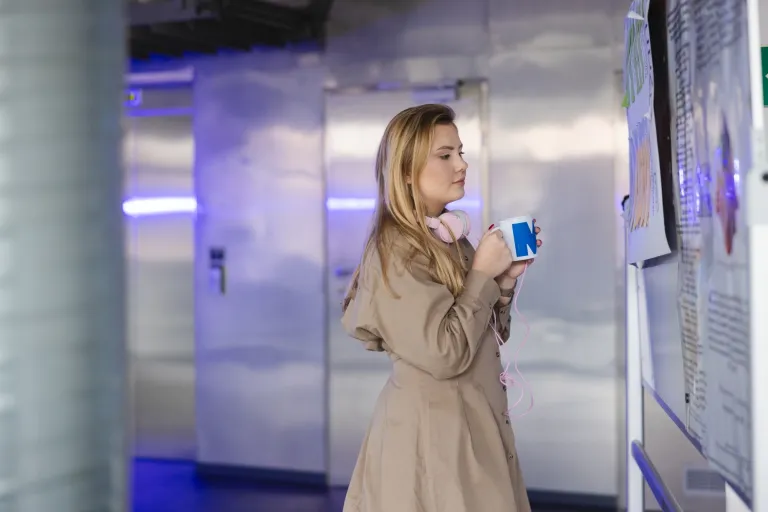 Project management | WSB Merito Wrocław University: studentka trzymająca kubek