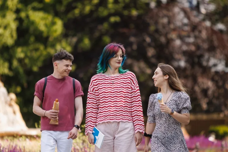 International Management | WSB Merito Wrocław University: studenci spacerujący po parku