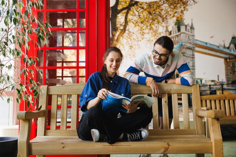 Software Development, studia I stopnia, licencjackie i inżynierskie: studenci przeglądający katalog