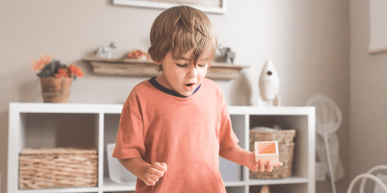 Dziecko zabawa zabawka gra chłopiec