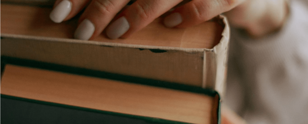 dłonie książki kobieta palce papier zeszyt nauka