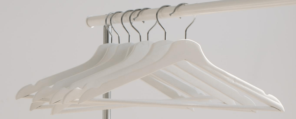 wieszaki białe odzież branża ubrania