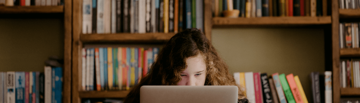 dziewczynka nauka laptop biblioteka książki