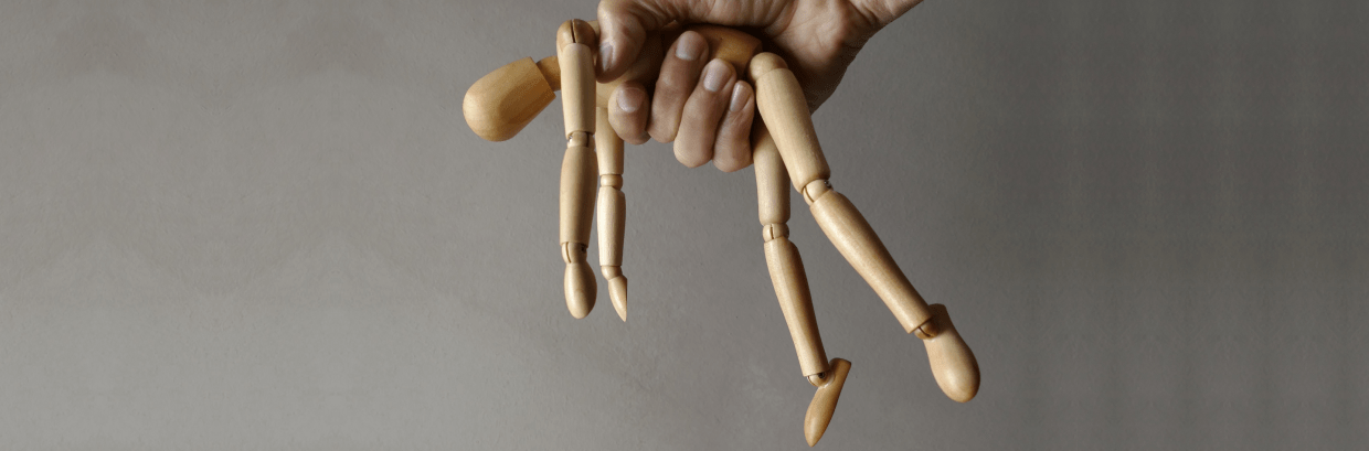 manekin przemoc pięść dłoń lalka kukła