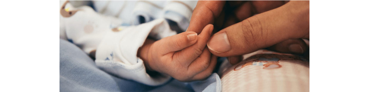 rączka mama dziecko newborn noworodek