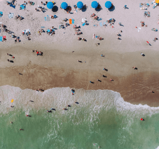 plaża turyści morze kąpiel