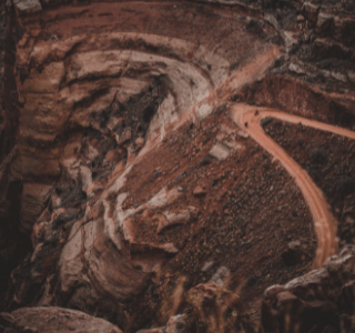 kopalnia miedzi, wykopalisko, ciężarówki, piasek