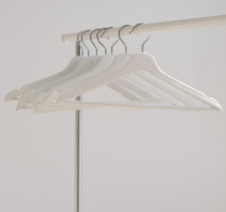 wieszaki białe odzież branża ubrania