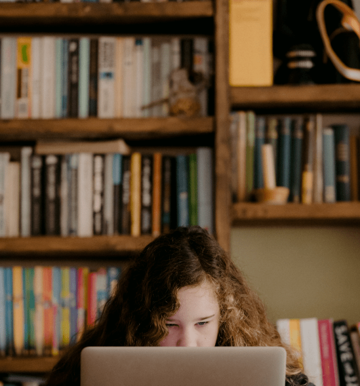 dziewczynka nauka laptop biblioteka książki