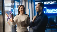 Akademia zarządzania zmianą i strategią | Studia podyplomowe w Gdańsku | Uniwersytet WSB Merito w Gdańsku: Kobieta i mężczyzna na Uniwersytecie WSB Merito podczas rozmowy biznesowej