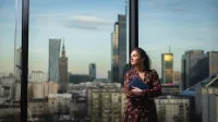 Gospodarowanie nieruchomościami | Uniwersytet WSB Merito w Gdańsku: Kobieta na tle wieżowców 