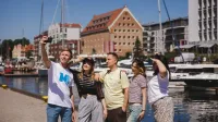 Zarządzanie sprzedażą i nowe media w turystyce | Studia I stopnia w Gdańsku | Uniwersytet WSB Merito w Gdańsku: Studenci robią sobie selfie na marinie w Gdańsku
