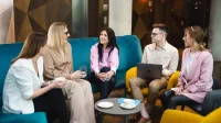 Słuchacze rozmawiają na kanapach o projekcie