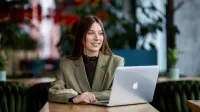 Edukacja i zarządzanie bezpieczeństwem i higieną pracy | Uniwersytet WSB Merito w Gdańsku: Studentka w kawiarni siedzi przy laptopie