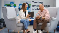 Pedagogika senioralna z animacją społeczno-kulturalną | Uniwersytet WSB Merito w Gdańsku: Rozmowa na fotelach pomiędzy kobietą a mężczyzną w tle napis - trening umiejętności społecznych