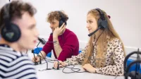 Filologia angielska z językiem niemieckim | Uniwersytet WSB Merito w Gdańsku: Studenci w słuchawkach podczas ćwiczeń