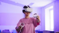 Studentka w googlach VR
