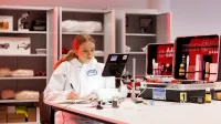 Kryminologia i kryminalistyka | Studia II stopnia ze studiami podyplomowymi  | Uniwersytet WSB Merito w Gdańsku: Studentka przegląda dane w laboratorium
