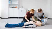 Bezpieczeństwo wewnętrzne | Studia II stopnia ze studiami podyplomowymi w Gdańsku | Uniwersytet WSB Merito w Gdańsku: Studentki ćwiczące pierwszą pomoc na manekinie